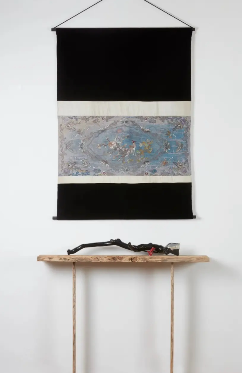 Phoenix — kakemono en soie brodée et corail