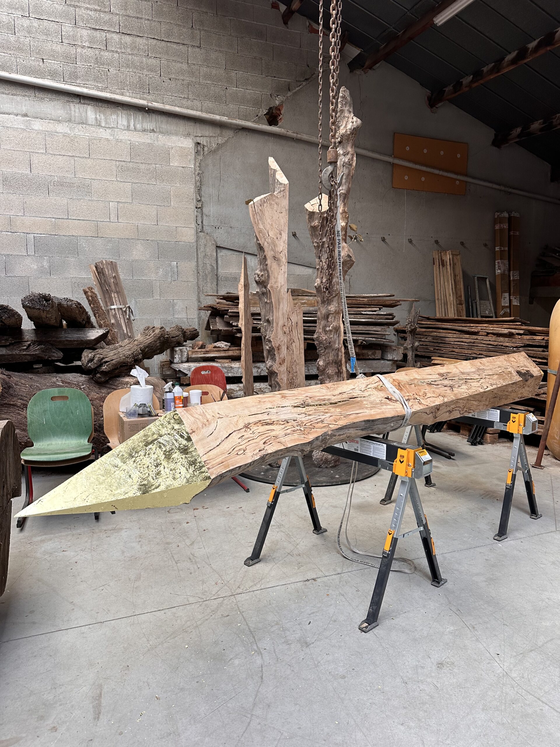 Papillon pos&eacute; sur le bois travaill&eacute;
